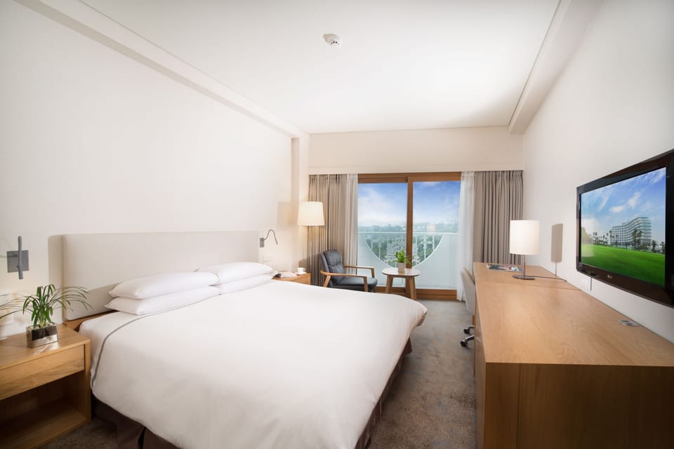 Minibar, in-room safe, desk, iron/ironing board