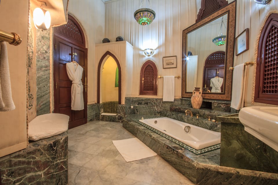 Royal Suite | Bathroom | Free toiletries, hair dryer, bathrobes, towels