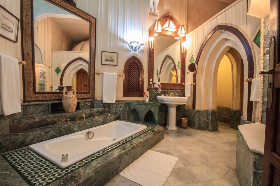 Royal Suite | Bathroom | Free toiletries, hair dryer, bathrobes, towels