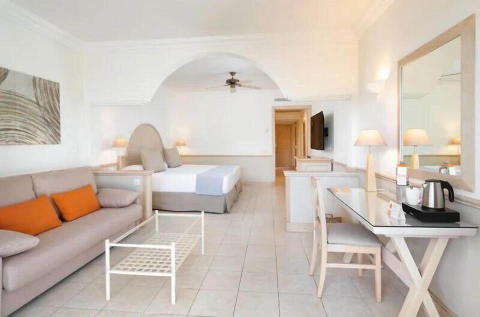 15 bedrooms, minibar, in-room safe, desk