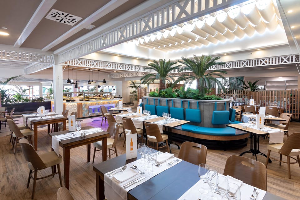 4 restaurants; breakfast, lunch, and dinner served