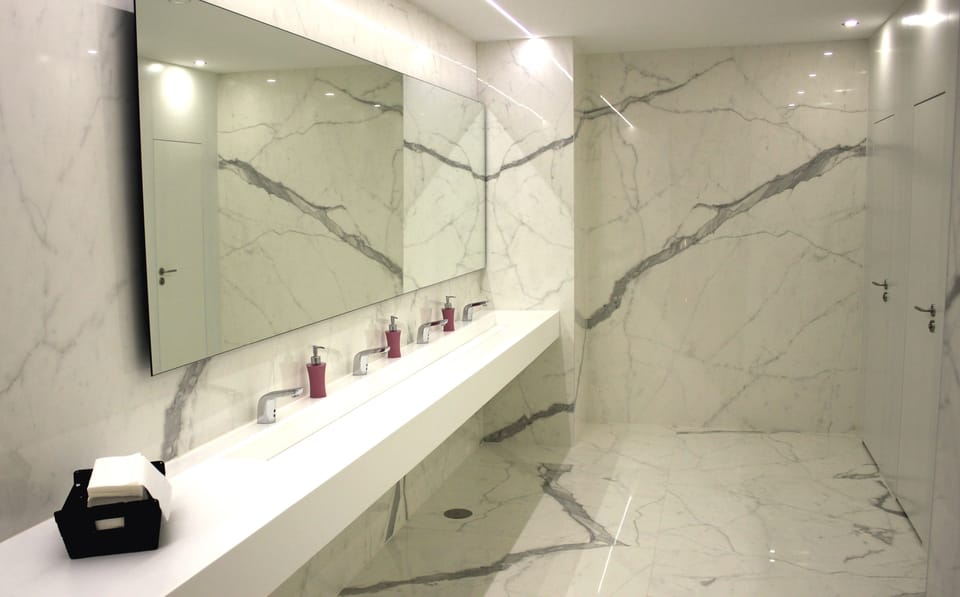 Suite | Bathroom | Shower, rainfall showerhead, hair dryer, bidet