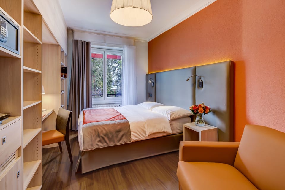 Premium bedding, minibar, in-room safe, desk