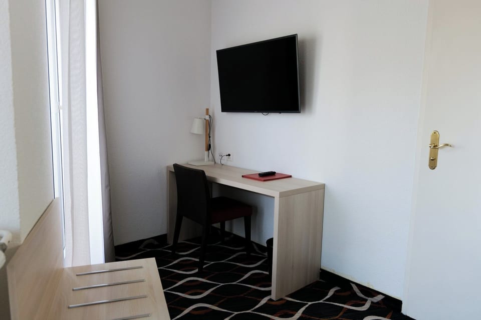 Junior Room, 1 Queen Bed | Premium bedding, minibar, in-room safe, desk