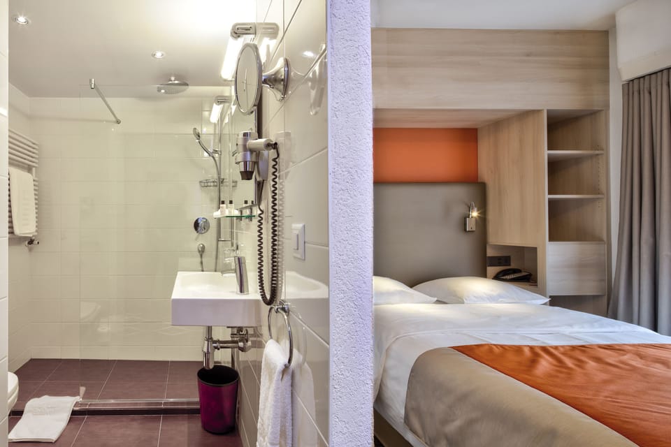 Combined shower/tub, free toiletries, hair dryer, towels