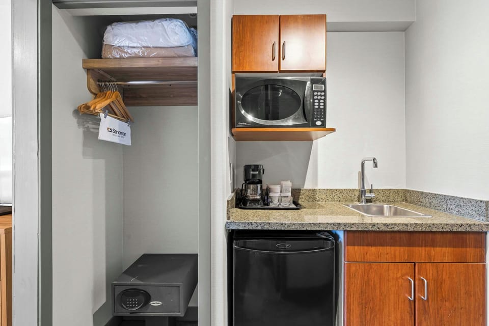 Standard Suite, Kitchenette (1 King Bed, Sofa Bed) | Private kitchenette | Microwave, coffee/tea maker