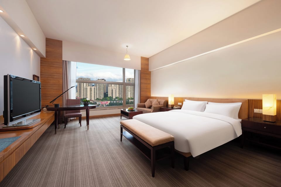 Executive Double Room, 1 King Bed | Minibar, in-room safe, blackout drapes, soundproofing