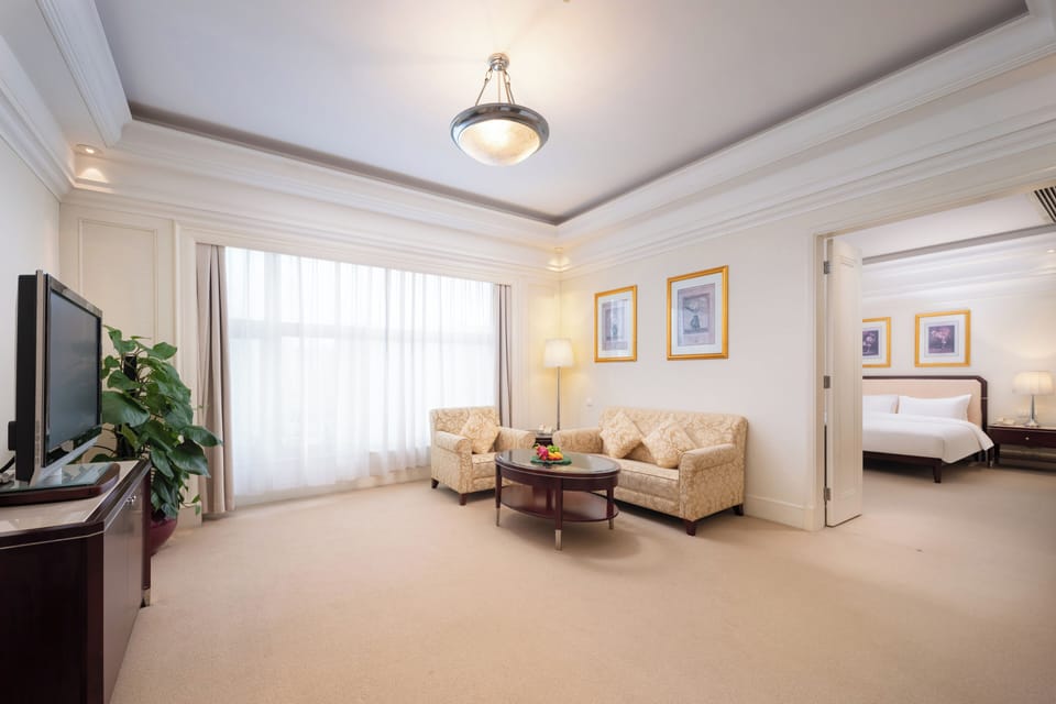 Executive Suite | Minibar, in-room safe, blackout drapes, soundproofing