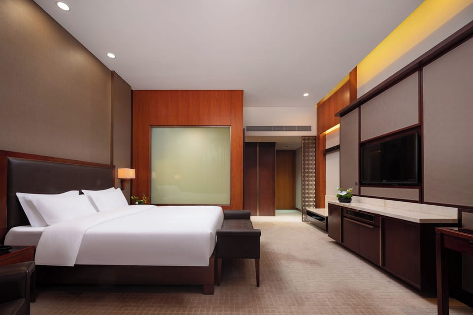 Deluxe Room | Minibar, in-room safe, blackout drapes, soundproofing