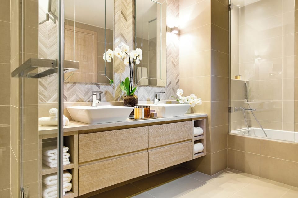 Combined shower/tub, deep soaking tub, free toiletries, hair dryer