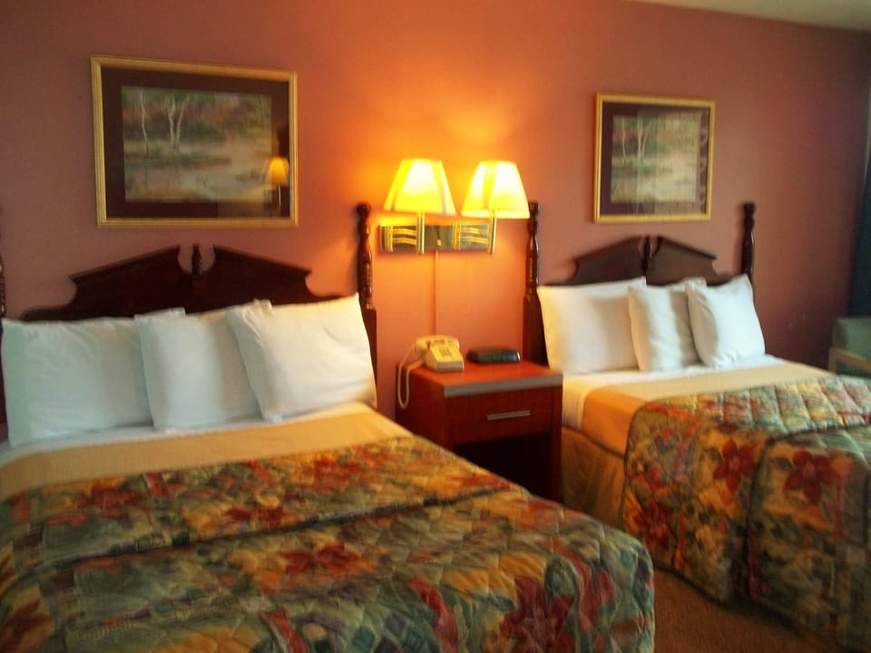 2 Double Beds, Smoking | 1 bedroom, desk, iron/ironing board (on request), WiFi (free)