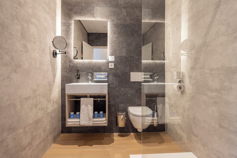 Suite | Bathroom | Eco-friendly toiletries, hair dryer, towels