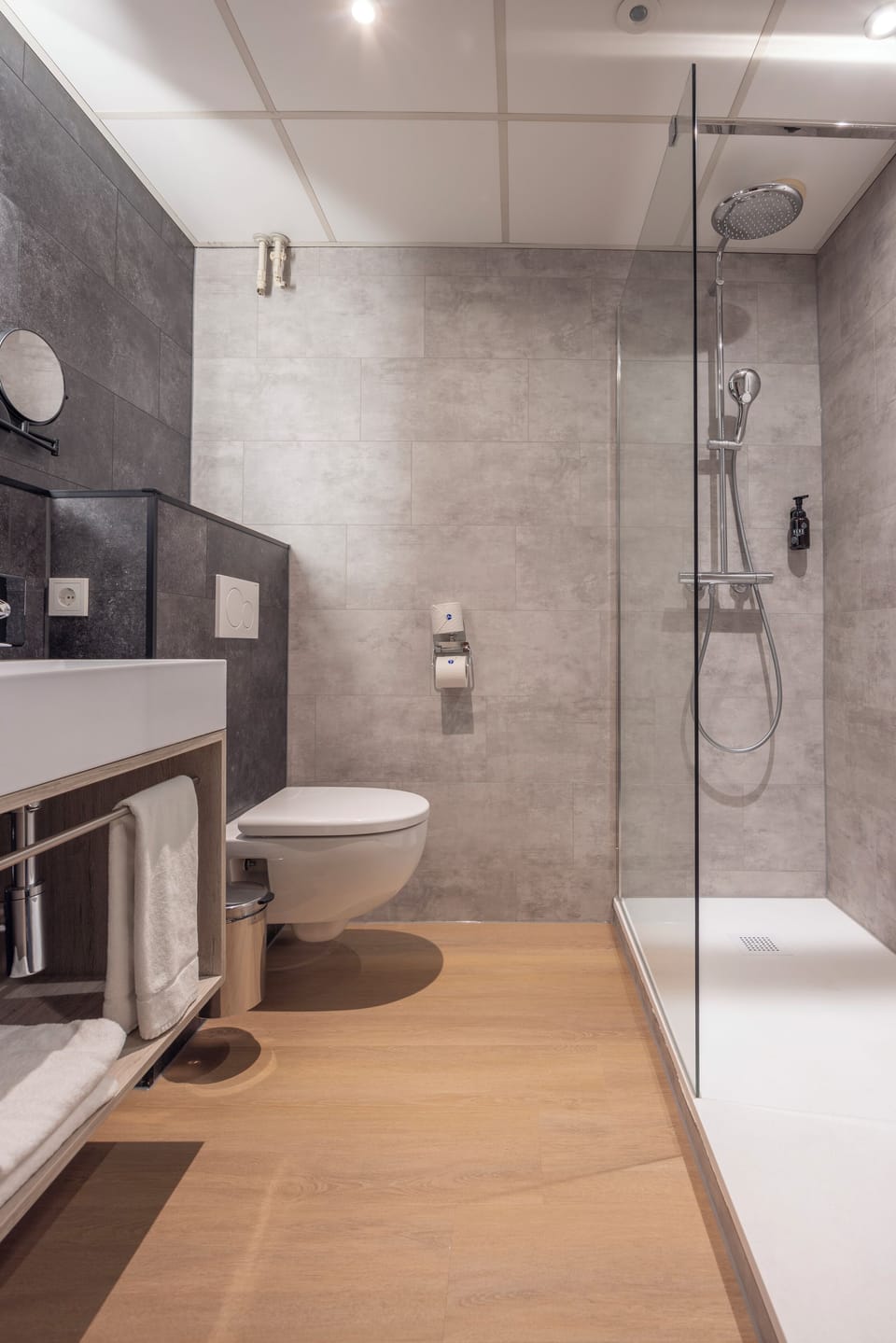 Double Room (small) | Bathroom | Eco-friendly toiletries, hair dryer, towels