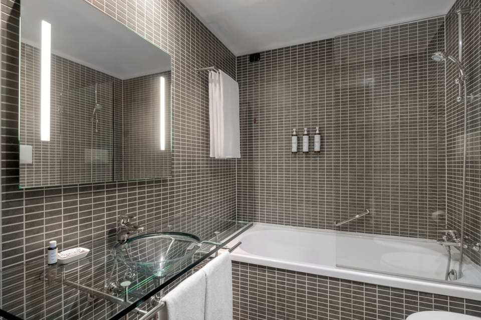 Combined shower/tub, deep soaking tub, free toiletries, hair dryer