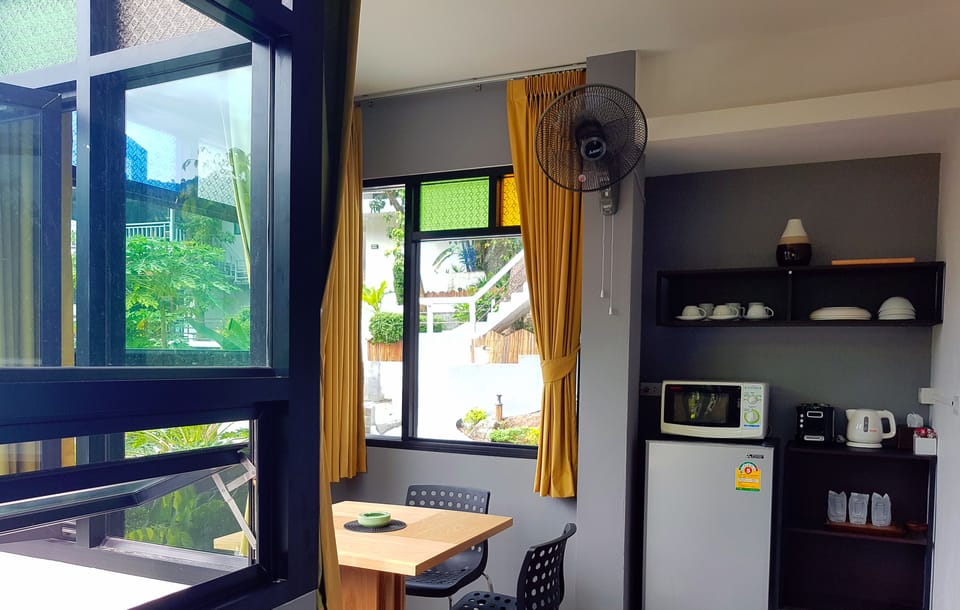 Deluxe Triple Room, 1 Bedroom, Kitchenette, Sea View | Private kitchenette | Coffee/tea maker, electric kettle