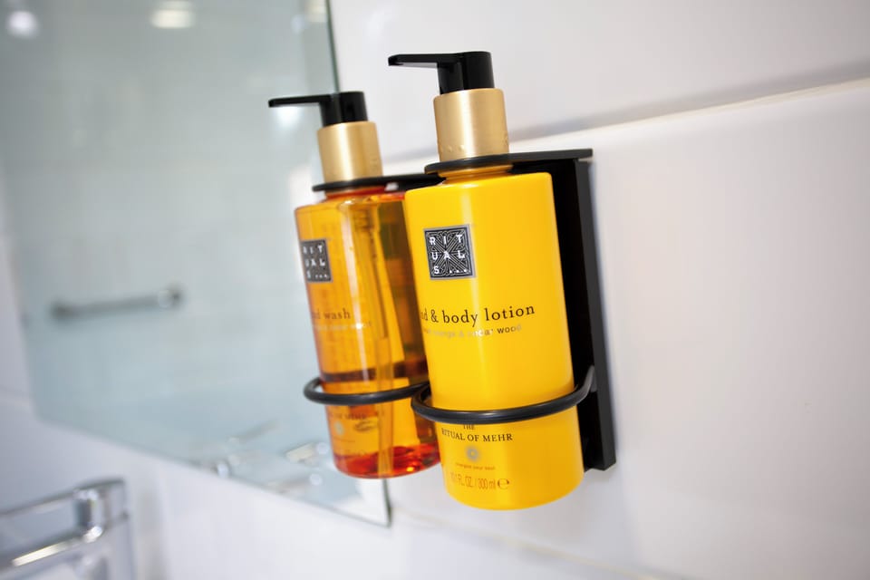 Combined shower/tub, free toiletries, hair dryer, towels