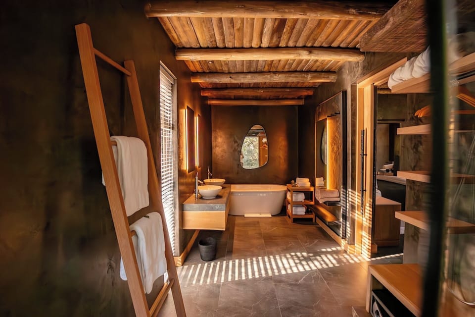 Family Villa | Bathroom | Separate tub and shower, deep soaking tub, rainfall showerhead