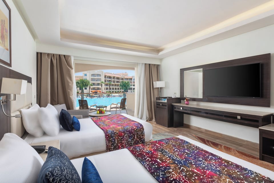 Hypo-allergenic bedding, minibar, in-room safe, desk