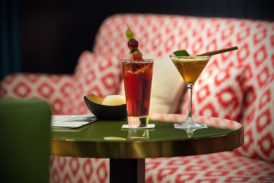 2 bars/lounges, gastropub, rooftop bar