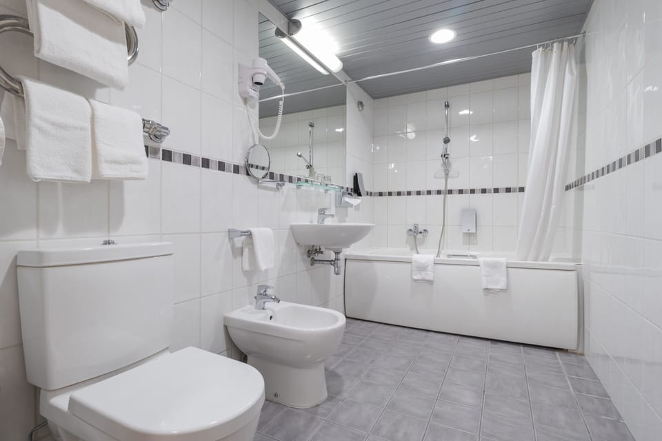 Superior Twin room | Bathroom | Free toiletries, hair dryer, towels, soap