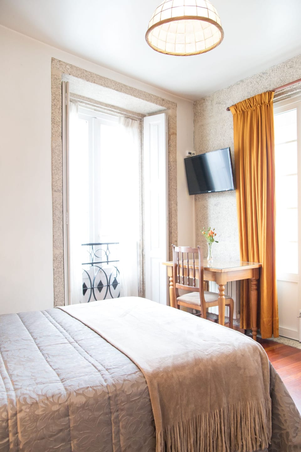 Premium bedding, desk, blackout drapes, free WiFi