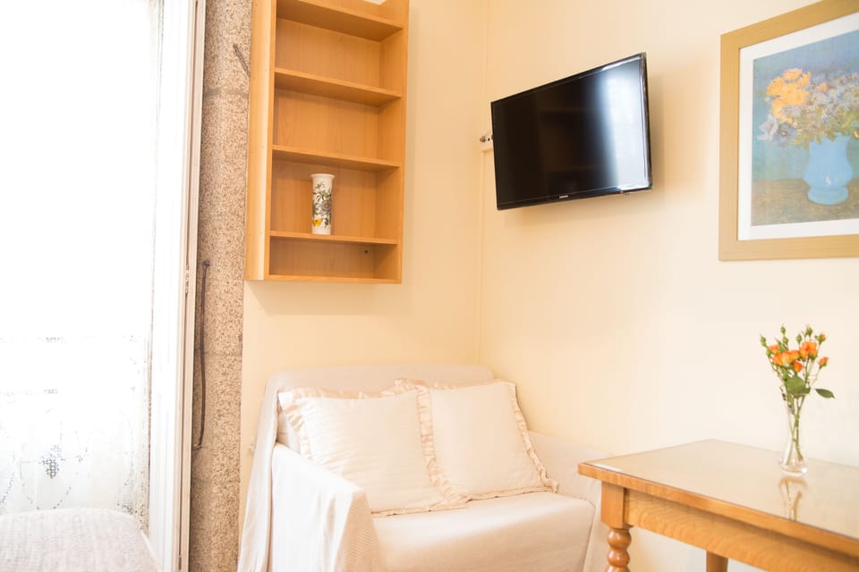 Premium bedding, desk, blackout drapes, free WiFi