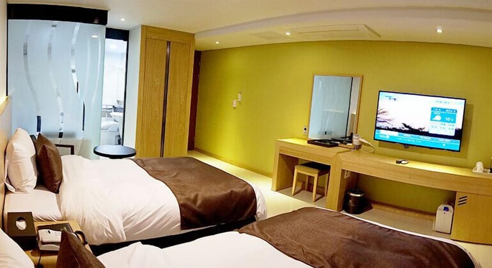 Twin Room | Premium bedding, down comforters, free WiFi, bed sheets