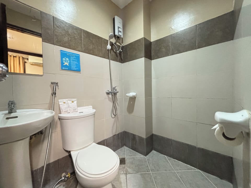 Superior Room | Bathroom | Shower, rainfall showerhead, free toiletries, hair dryer