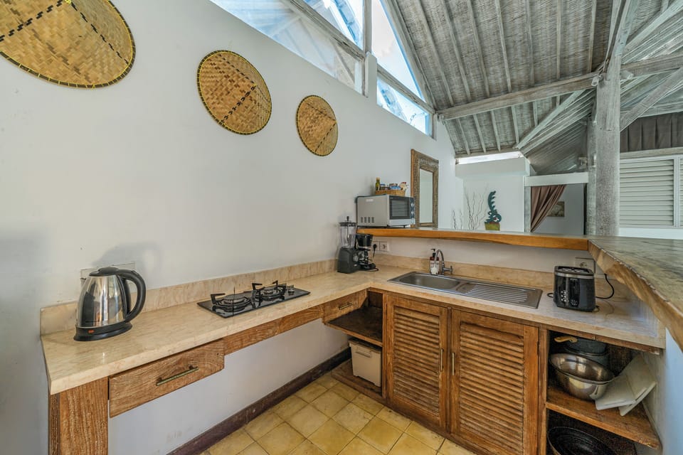 Full-size fridge, microwave, stovetop, dishwasher
