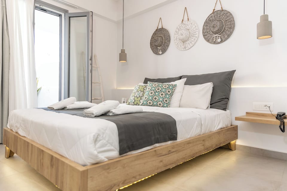 Premium Double Room with Hot Tub | Minibar, in-room safe, desk, soundproofing