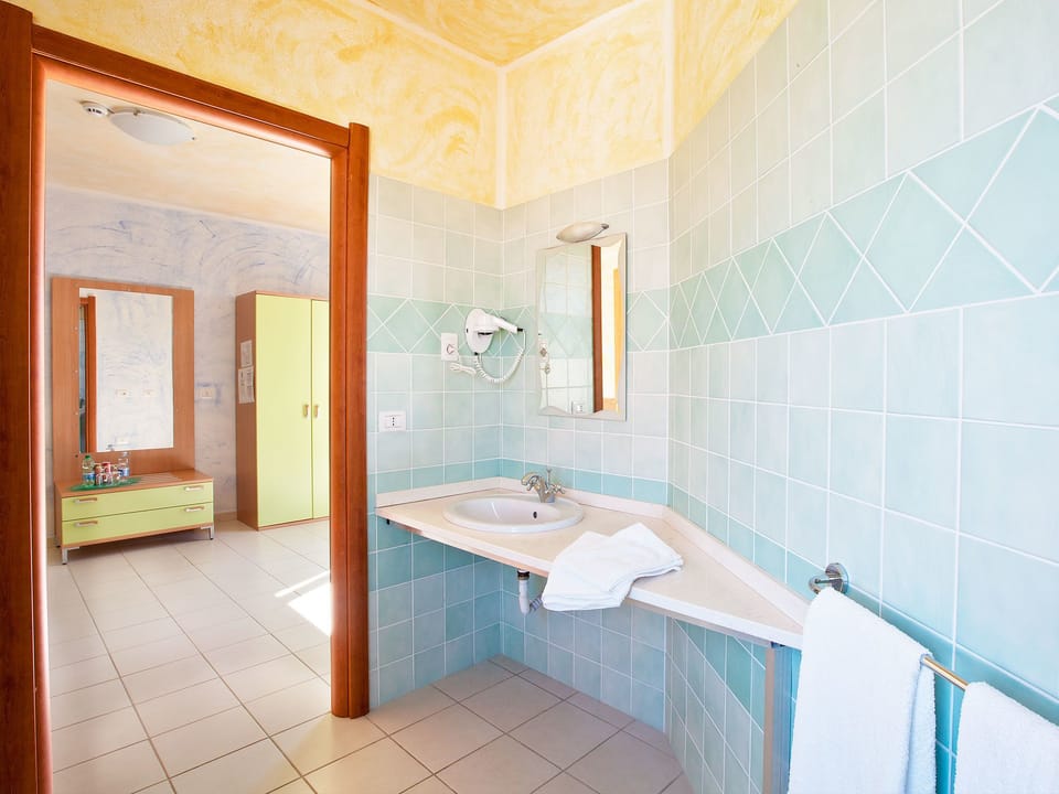 Standard Double Room | Bathroom sink