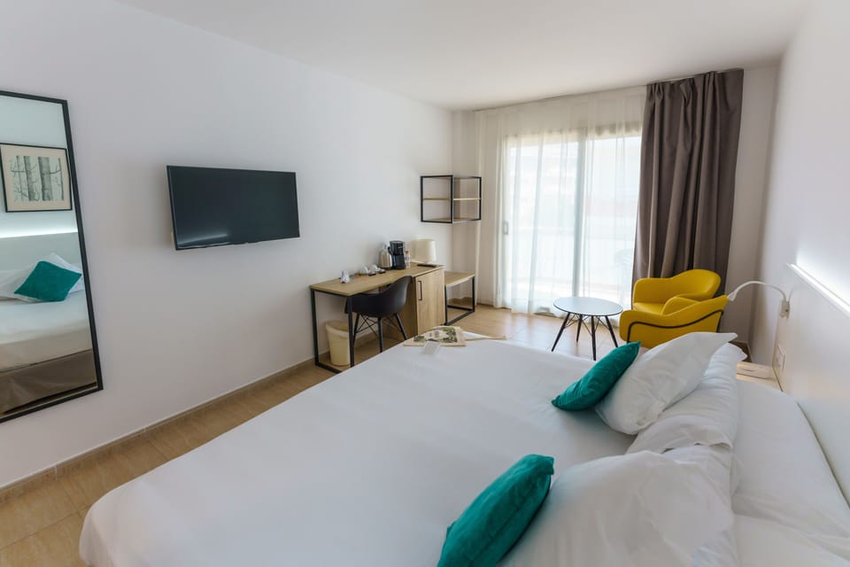 Premium bedding, down comforters, minibar, in-room safe