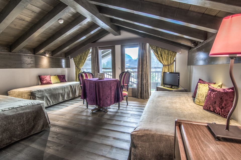 Privilege Suite | Living area | Flat-screen TV