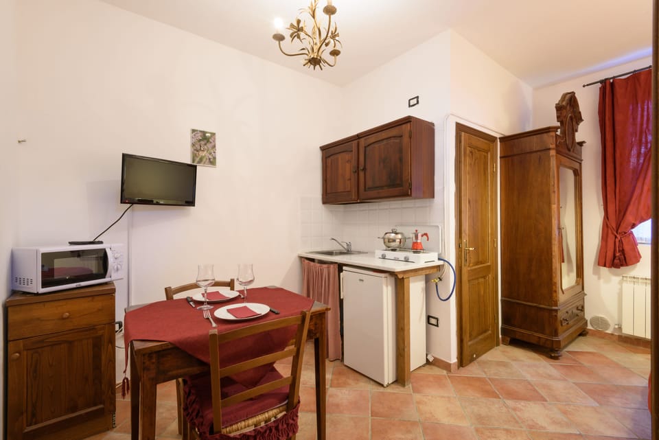 Standard Room, 1 Bedroom, Kitchenette | Egyptian cotton sheets, premium bedding, down comforters, desk