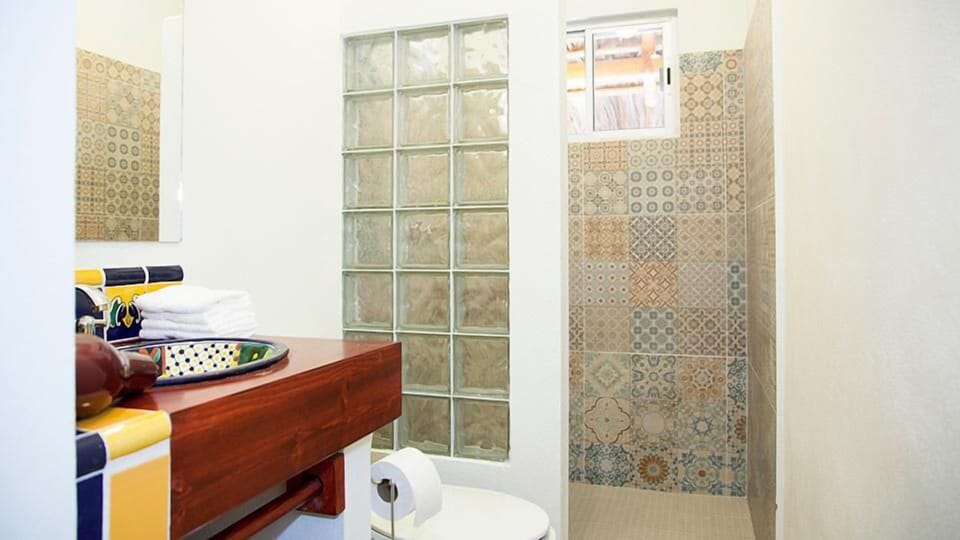 Suite | Bathroom | Shower, free toiletries, hair dryer, towels