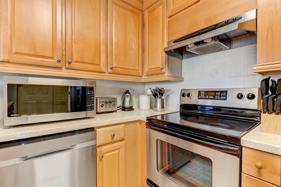 House, 4 Bedrooms | Private kitchen | Coffee/tea maker, full-size fridge, microwave, oven