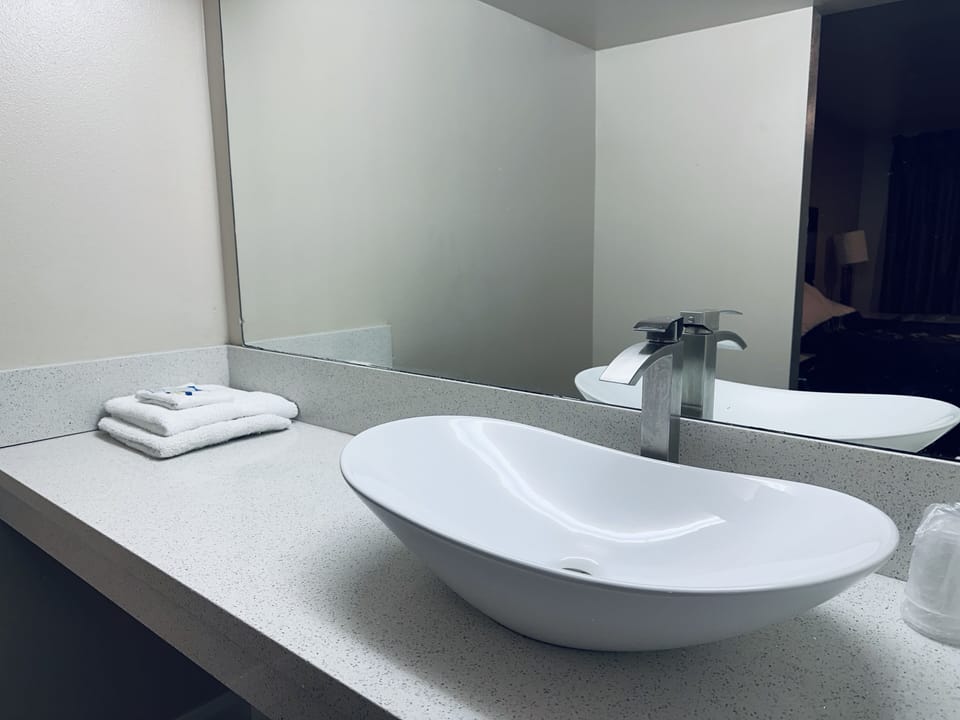 Standard Room, 1 King Bed | Desk, blackout drapes, iron/ironing board, free WiFi