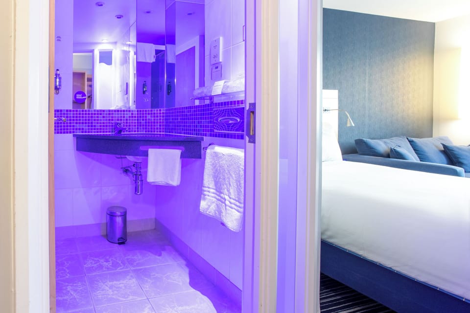 Standard Room, 2 Twin Beds (Pet Friendly) | Bathroom | Shower, eco-friendly toiletries, hair dryer, towels