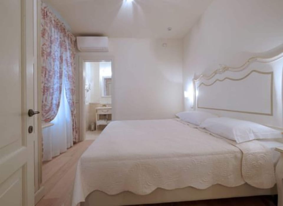 Standard Studio, Private Bathroom | 1 bedroom, premium bedding, in-room safe, iron/ironing board