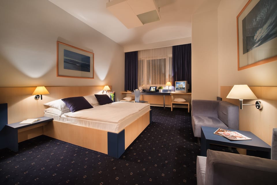 Comfort Double or Twin Room, City View | Minibar, in-room safe, desk, soundproofing