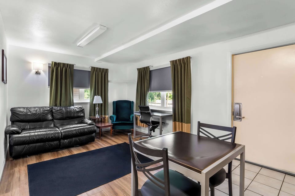 Suite, 1 King Bed, Non Smoking, Kitchen | Iron/ironing board, rollaway beds, free WiFi, bed sheets