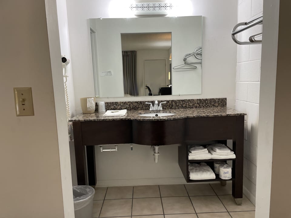 Combined shower/tub, free toiletries, hair dryer, towels