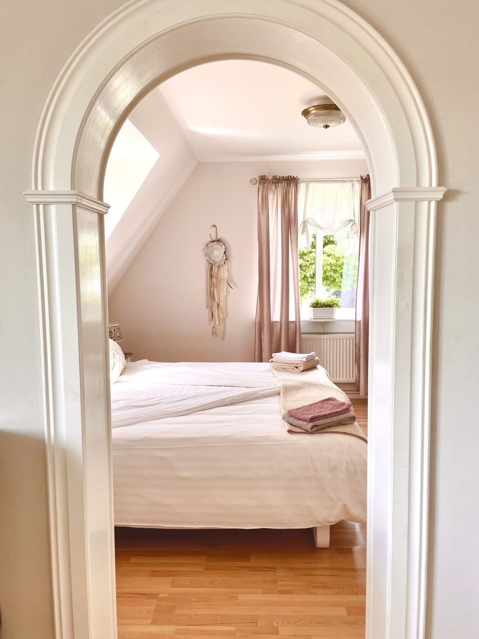 Deluxe Twin Room, 1 Queen Bed, Ocean View | Living area | TV