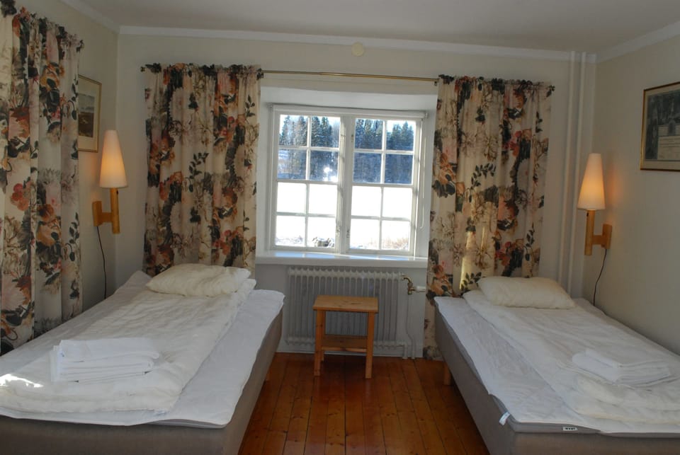 Economy Room, Shared Bathroom | Desk, blackout drapes, iron/ironing board (on request), bed sheets