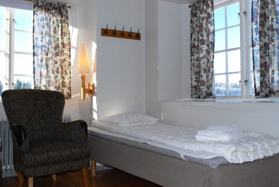 Economy Room, Shared Bathroom | Desk, blackout drapes, iron/ironing board (on request), bed sheets