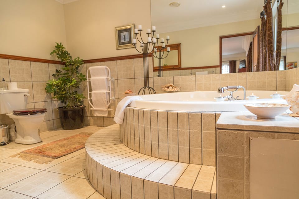 Honeymoon - Spa Bath Luxury Suite  | Bathroom | Separate tub and shower, hair dryer, bathrobes, slippers