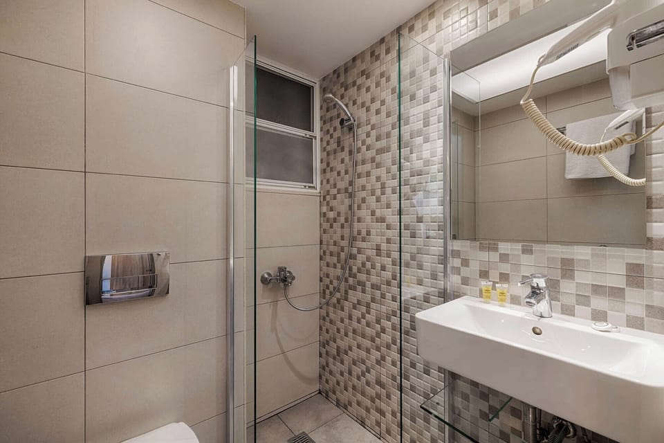Superior Double or Twin Room | Bathroom | Hair dryer, towels, soap, shampoo