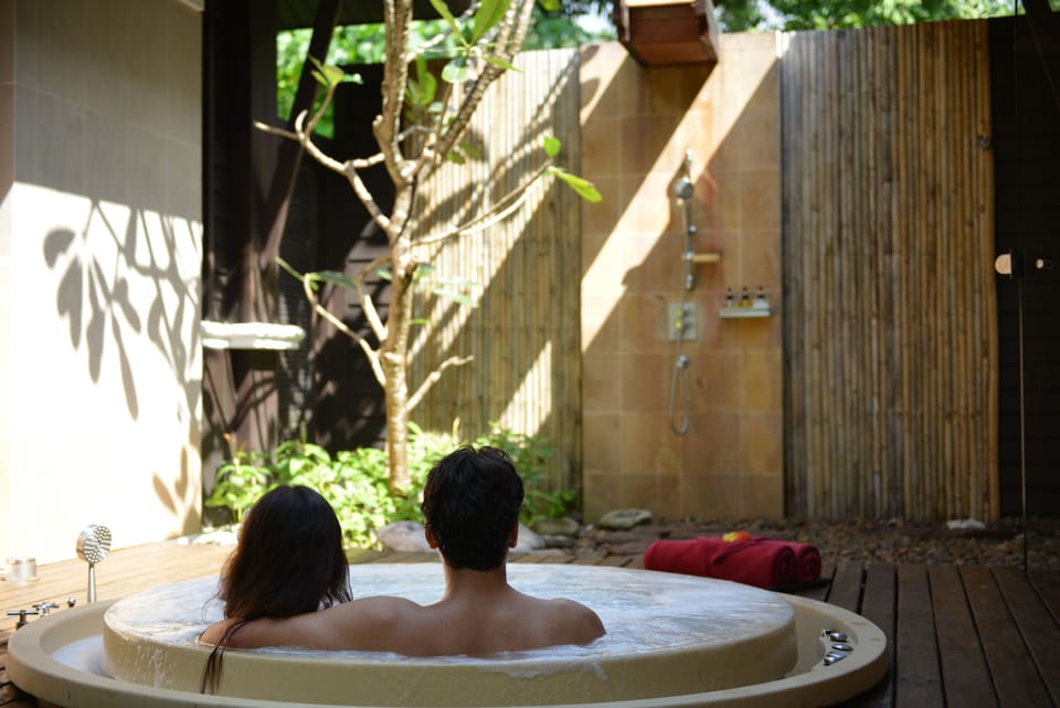 Outdoor spa tub