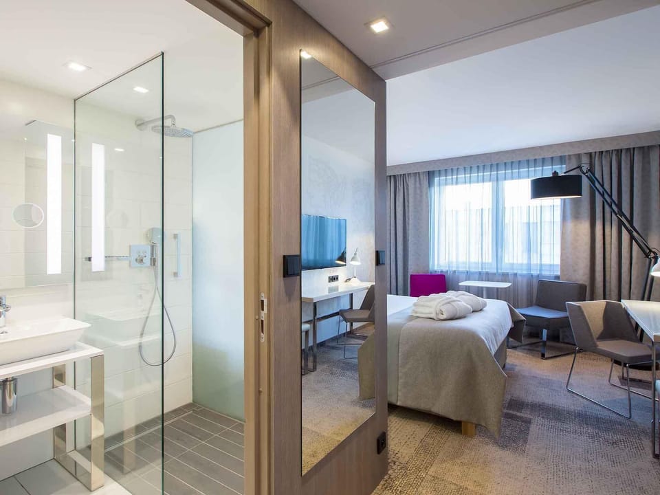 Privilege, Room, 1 Double Bed | Minibar, in-room safe, desk, blackout drapes