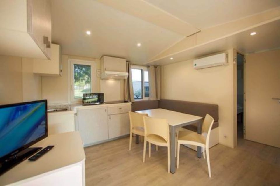 Mobile Home (Maxicaravan) | Private kitchen | Coffee/tea maker, fridge, stovetop, cookware/dishes/utensils